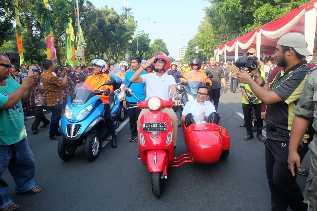 Rent Vespa Jakarta for red carpet: Vespa LX 150 maroon with fiberglass sidecar